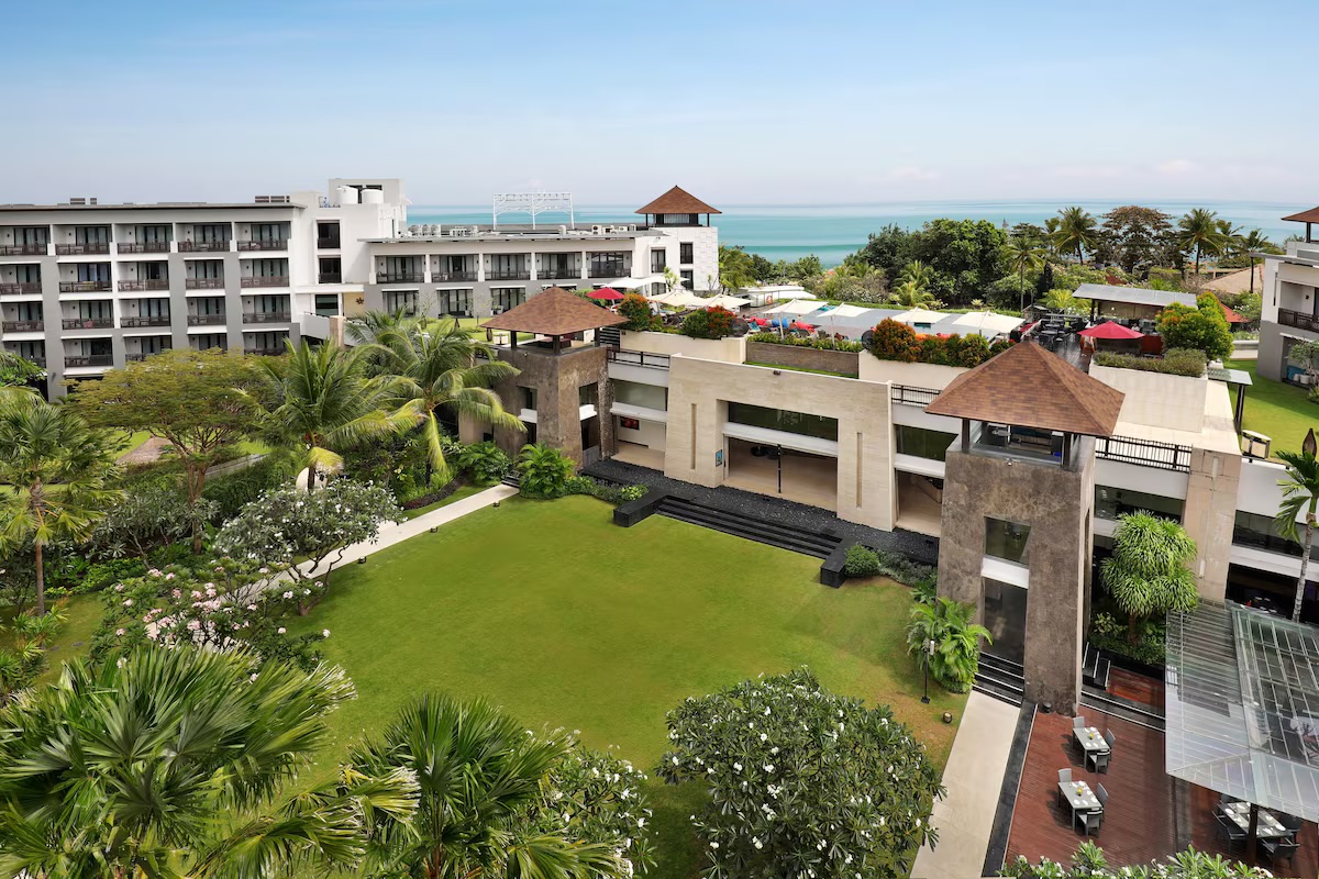 Resort grounds with ocean view in Legian