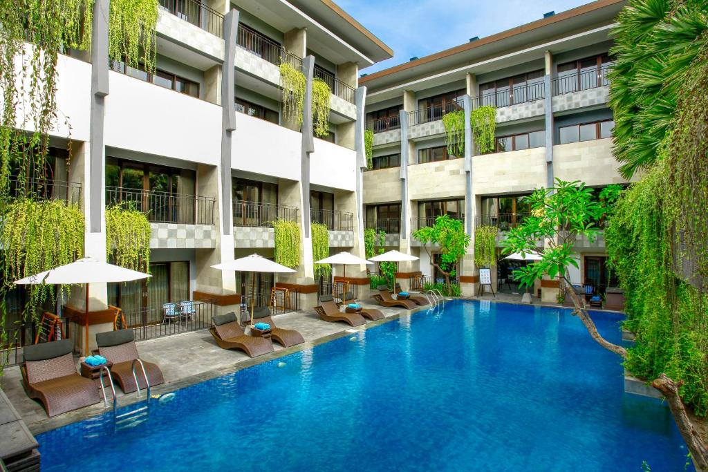 Solia Legian rooftop pool