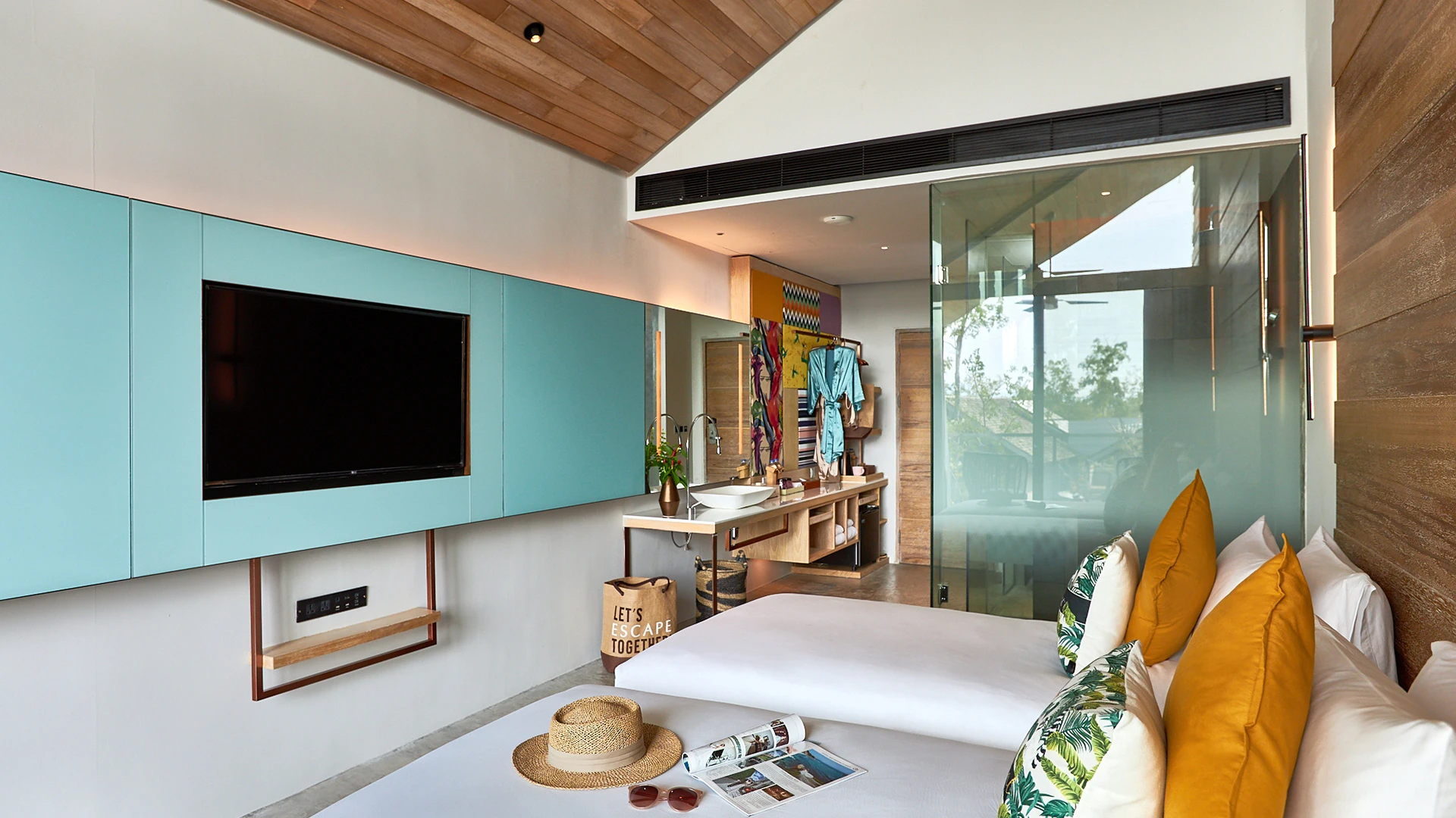 Deluxe room with tropical decor
